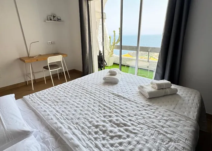 Modern & Bright Sea View Lejlighed *